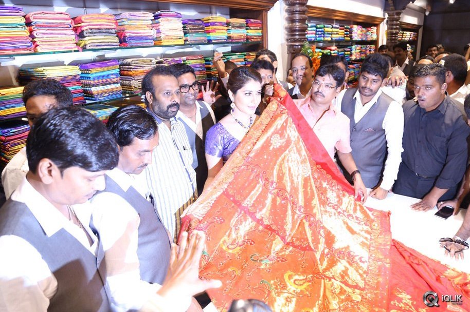 Raashi-Khanna-Launches-Kasam-Pullaiah-Cloth-Merchant-in-Warangal